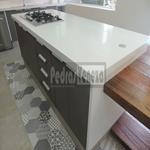 Cozinha em quartzo branco